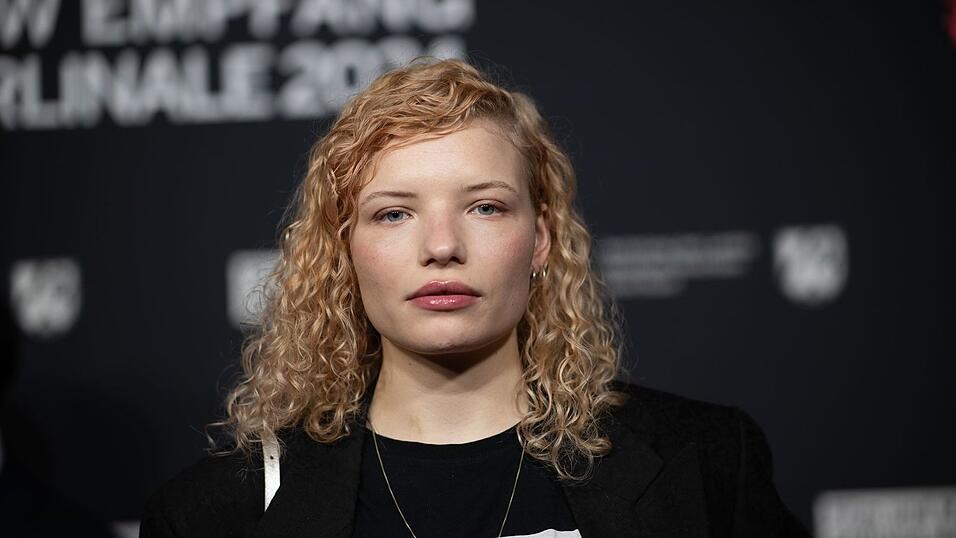 Schauspielerin Luisa Gaffron ist Initiatorin eines offenen Briefs von Kulturschaffenden für das Instandhalten der Brandmauer gegen die AfD.