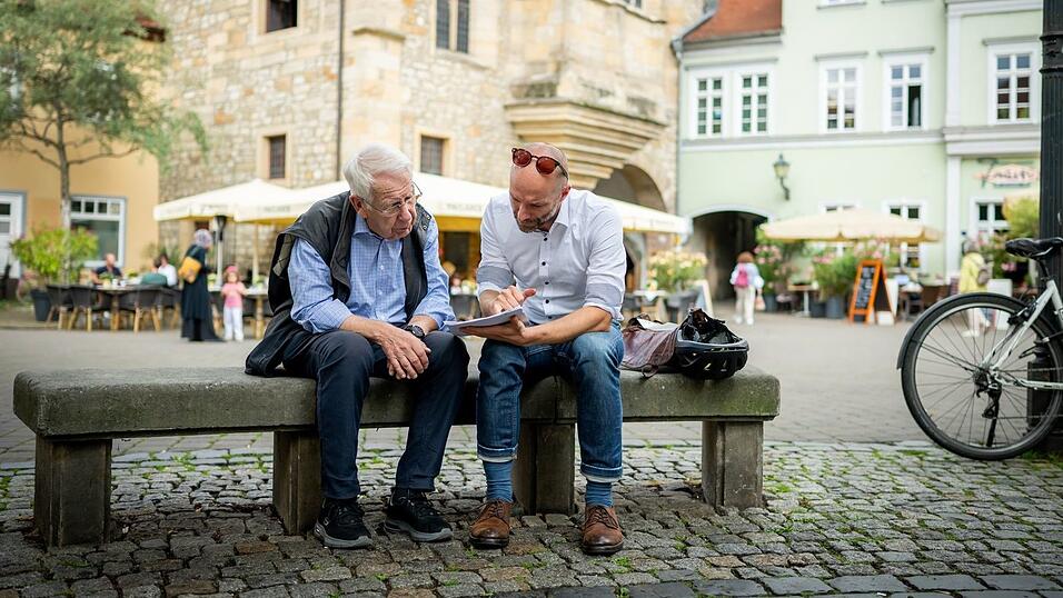 Die Urkunde war ein Zufallsfund und sorgt nun für Diskussionen - Martin Sladeczek (rechts) im Gespräch mit Karl Heinemeyer. Die Urkunde war ein Zufallsfund und sorgt nun für Diskussionen - Martin Sladeczek (rechts) im Gespräch mit Karl Heinemeyer.