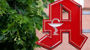 F&uuml;r viele Menschen wird der Weg zur Apotheke l&auml;nger. (Archivbild)