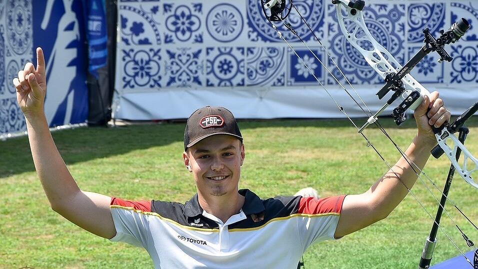 Sowohl im Einzel als auch mit der Mannschaft konnte sich Simon Moritz von den Bogenschützen des TSV Natternberg in Madrid über die Bronzemedaille freuen. Sowohl im Einzel als auch mit der Mannschaft konnte sich Simon Moritz von den Bogenschützen des TSV Natternberg in Madrid über die Bronzemedaille freuen.