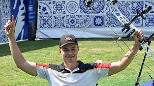 Sowohl im Einzel als auch mit der Mannschaft konnte sich Simon Moritz von den Bogenschützen des TSV Natternberg in Madrid über die Bronzemedaille freuen. Sowohl im Einzel als auch mit der Mannschaft konnte sich Simon Moritz von den Bogenschützen des TSV Natternberg in Madrid über die Bronzemedaille freuen.