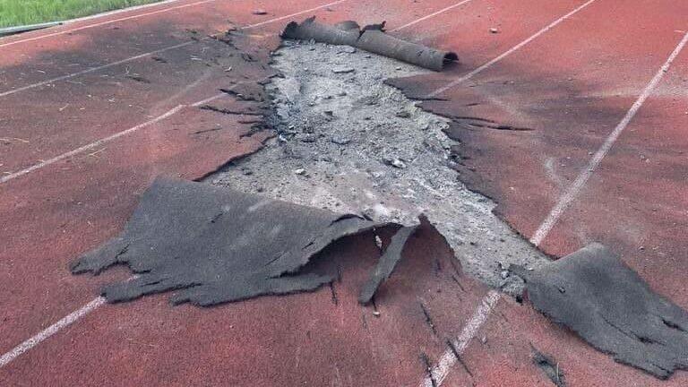 Das Stadion in Charkiw, indem Anna über 20 Jahre lang trainiert hat, sieht nach einem russischen Angriff nun so aus. Das Stadion in Charkiw, indem Anna über 20 Jahre lang trainiert hat, sieht nach einem russischen Angriff nun so aus.