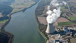 Noch dampft der K&uuml;hlturm des Kraftwerks in Essenbach - nach aktuellem Stand geht Isar 2 Ende des Jahres vom Netz.