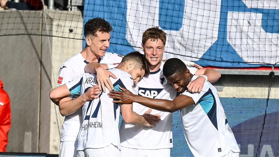 Torsch&uuml;tze Alexander Prass l&auml;sst sich von seinen Teamkollegen feiern.