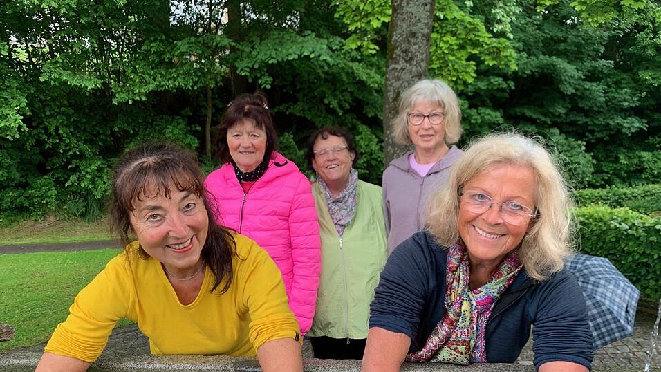 Elfi Schwarz (l.) und Monika Hilsenbeck beim Kneipp&rsquo;schen Armbad. Im Hintergrund stehen Paula Ebner (v. l.), Hilde Ebner und Maritta M&uuml;ller