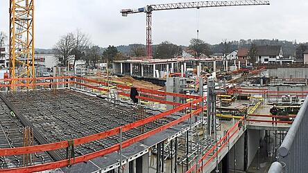 Die Kreisumlage, also der Anteil der Stadt Vilsbiburg am Landkreishaushalt, fällt im Jahr 2026 sehr hoch aus. Im Bild: Der Rohbau der neuen Realschule schreitet zügig voran. Die Kreisumlage, also der Anteil der Stadt Vilsbiburg am Landkreishaushalt, fällt im Jahr 2026 sehr hoch aus. Im Bild: Der Rohbau der neuen Realschule schreitet zügig voran.