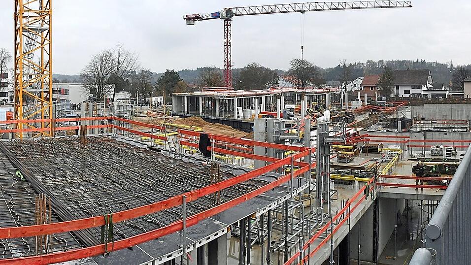 Die Kreisumlage, also der Anteil der Stadt Vilsbiburg am Landkreishaushalt, fällt im Jahr 2026 sehr hoch aus. Im Bild: Der Rohbau der neuen Realschule schreitet zügig voran.