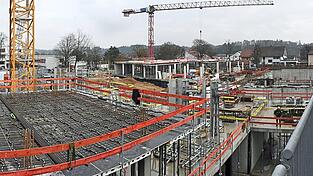 Die Kreisumlage, also der Anteil der Stadt Vilsbiburg am Landkreishaushalt, fällt im Jahr 2026 sehr hoch aus. Im Bild: Der Rohbau der neuen Realschule schreitet zügig voran. Die Kreisumlage, also der Anteil der Stadt Vilsbiburg am Landkreishaushalt, fällt im Jahr 2026 sehr hoch aus. Im Bild: Der Rohbau der neuen Realschule schreitet zügig voran.