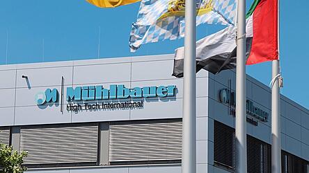 Weltweit z&auml;hlt M&uuml;hlbauer mit Stammsitz in Roding 4.500 Mitarbeiter.