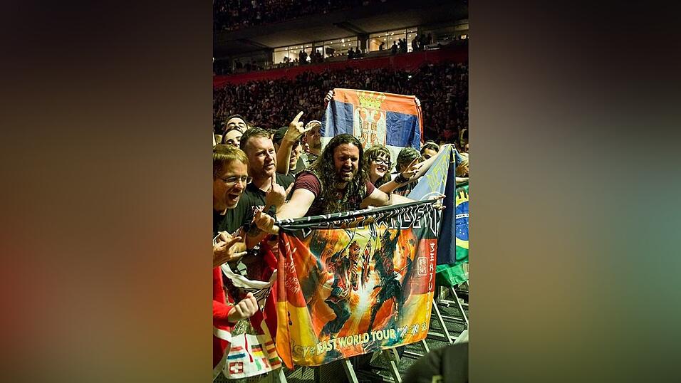 Meistens findet man Kasuba in der ersten Reihe. Durch das „First to the barrier“-Band erhält Kasuba bei jedem Konzert der Europatour eher Einlass ins Stadion.