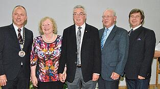 Anlässlich der Überreichung der Ehrenbürgerwürde: (von links) Bürgermeister Josef Reff, Gisela und Herwart Radspieler, Pfarrer Johann Weindl und Dritter Bürgermeister Franz Wolfsecker Anlässlich der Überreichung der Ehrenbürgerwürde: (von links) Bürgermeister Josef Reff, Gisela und Herwart Radspieler, Pfarrer Johann Weindl und Dritter Bürgermeister Franz Wolfsecker