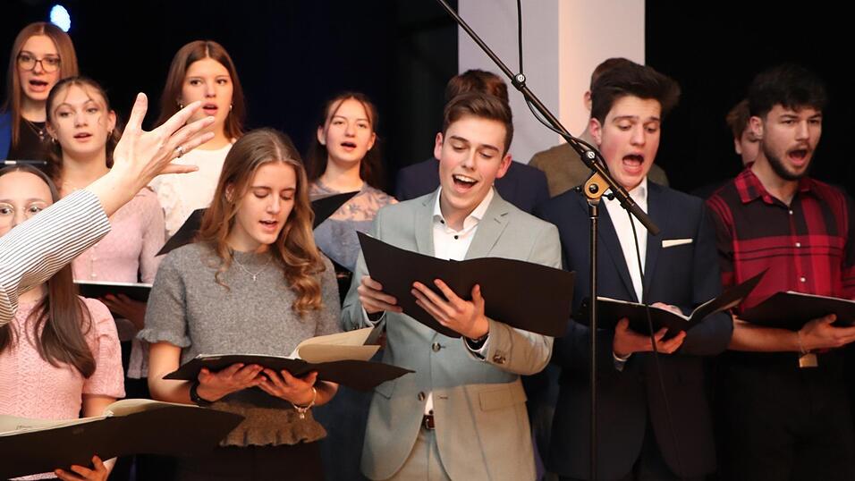 Viele Stimmen, ein Klang: der BSG-Chor auf der Bühne Viele Stimmen, ein Klang: der BSG-Chor auf der Bühne