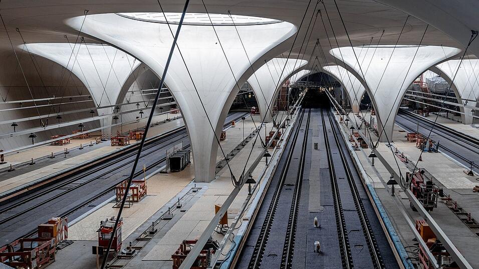 In der Halle des neuen Tiefbahnhofs in Stuttgart soll es auch ohne Klimaanlage kühl bleiben, sagt die Bahn in einem Video. Die Zuschauer sind eher skeptisch. (Archivbild) In der Halle des neuen Tiefbahnhofs in Stuttgart soll es auch ohne Klimaanlage kühl bleiben, sagt die Bahn in einem Video. Die Zuschauer sind eher skeptisch. (Archivbild)