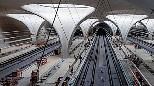 In der Halle des neuen Tiefbahnhofs in Stuttgart soll es auch ohne Klimaanlage k&uuml;hl bleiben, sagt die Bahn in einem Video. Die Zuschauer sind eher skeptisch. (Archivbild)