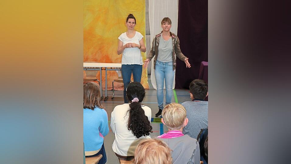 Die beiden Schauspielerinnen Judith Gorgass und Sonja Welter f&uuml;hrten das St&uuml;ck auf.