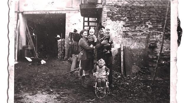Evi Lembergers Großeltern Frieda und Josef mit den Kindern Ulrich, Josef und Rita Evi Lembergers Großeltern Frieda und Josef mit den Kindern Ulrich, Josef und Rita