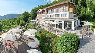 Vom Hotel aus haben die Gäste einen herrlichen Blick über den Lallinger Winkel. Vom Hotel aus haben die Gäste einen herrlichen Blick über den Lallinger Winkel.