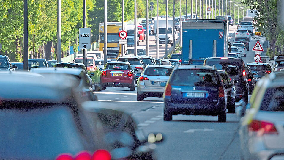 Zahlreiche Autos fahren im Berufsverkehr in M&uuml;nchen &uuml;ber den Mittleren Ring: Die Versicherungswirtschaft hat die neuen Regionalklassen ver&ouml;ffentlicht, mancher kann auf g&uuml;nstigere Pr&auml;mien hoffen.