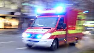 Der Rettungsdienst brachte den 26-Jährigen in eine Klinik. (Symbolbild)