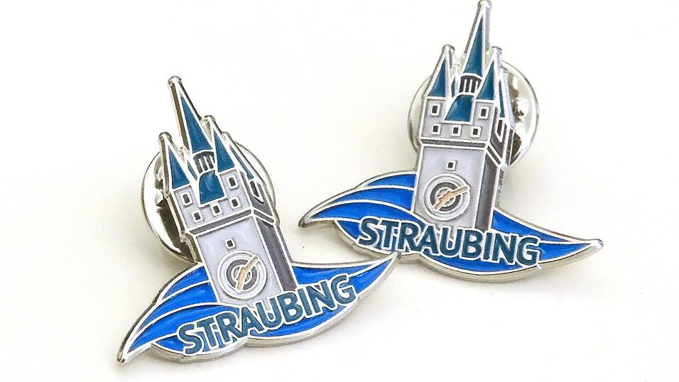 Stadtturm und Donau zieren den neuen Pin des Stadtmarketings. Warum die Uhr auf 7.10 Uhr steht, ist allerdings nicht bekannt.