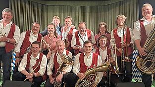 Nicht am Marktplatz, sondern in der TV-Halle er&ouml;ffneten die Perlh&uuml;tter Musikanten am Mittwoch den Waldm&uuml;nchner Kultursommer 2026.