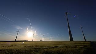 Künftig sollen Kommunen und Bürger von neuen Windparks in Bayern profitieren können. (Symbolbild)