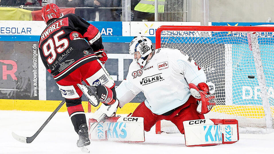 Goldener Treffer: EVL-Stürmer Tobi Schwarz (links) war im Penaltyschießen als einziger Schütze erfolgreich - und sicherte seinen Farben damit den wichtigen Sieg und die zwei Punkte.