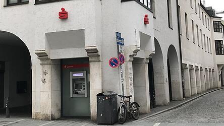 Fassaden&ouml;ffnungen des Arcadengangs sollen mit festverglasten Elementen geschlossen werden.