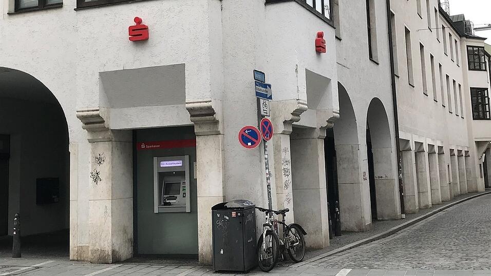 Fassadenöffnungen des Arcadengangs sollen mit festverglasten Elementen geschlossen werden. Fassadenöffnungen des Arcadengangs sollen mit festverglasten Elementen geschlossen werden.