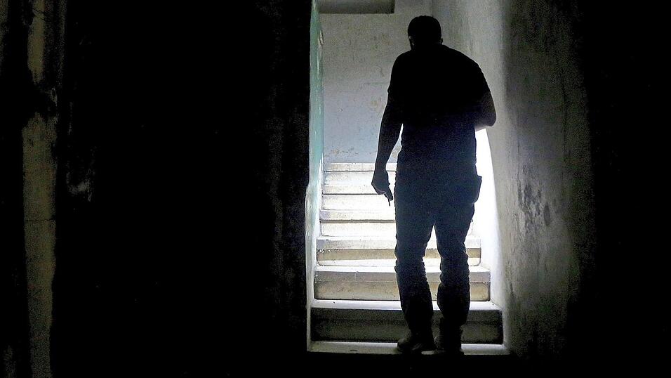 Ein Überwachungsvideo, das einen rätselhaften Besucher mit Lampe zeigt (Symbolfoto) und das in Whatsapp kursiert, hat in Wiesent bei manchem ein ungutes Bauchgefühl ausgelöst. Die Polizei wird aus dem Vorgehen des Mannes nicht schlau. Ein Überwachungsvideo, das einen rätselhaften Besucher mit Lampe zeigt (Symbolfoto) und das in Whatsapp kursiert, hat in Wiesent bei manchem ein ungutes Bauchgefühl ausgelöst. Die Polizei wird aus dem Vorgehen des Mannes nicht schlau.