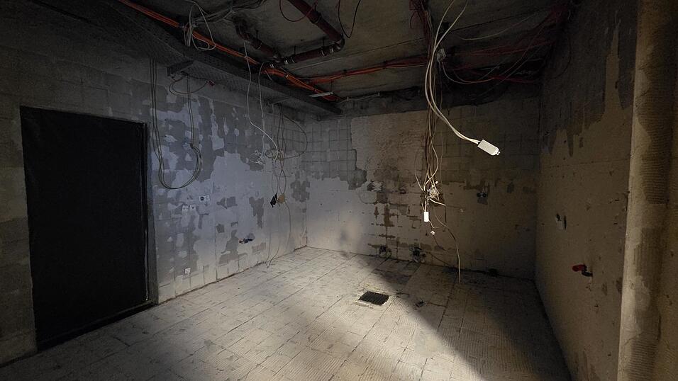 Nur noch der Rohbau ist &uuml;brig. Die Fliesen und die alte K&uuml;che wurden komplett herausgerissen. Auch die Elektrik muss &uuml;berholt werden. Die neue K&uuml;che soll Ende Januar in Betrieb genommen werden.