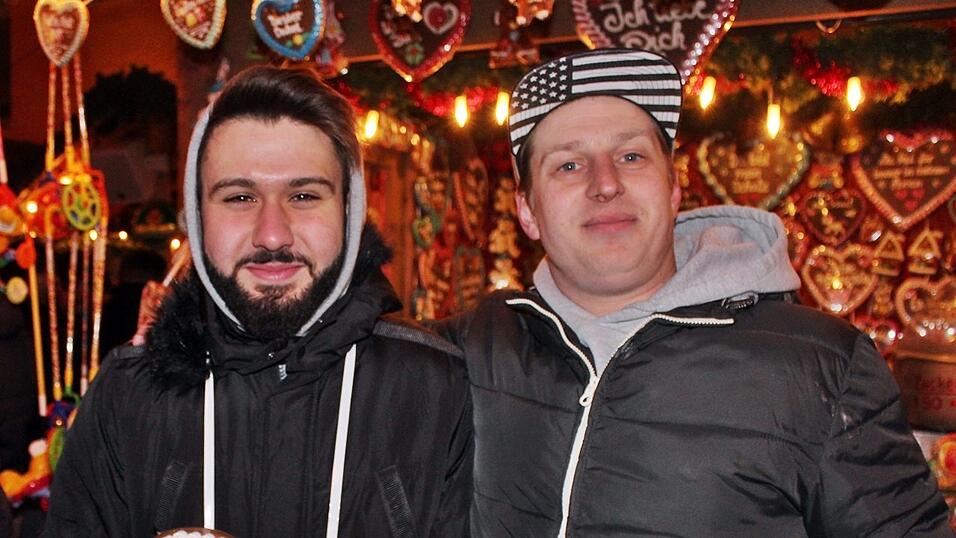 Auch am Samstag, 15. Dezember, strömten wieder etliche Besucher aus Landshut und Umgebung zur Weihnachtspyramide am Alten Viehmarkt. Auch am Samstag, 15. Dezember, strömten wieder etliche Besucher aus Landshut und Umgebung zur Weihnachtspyramide am Alten Viehmarkt.