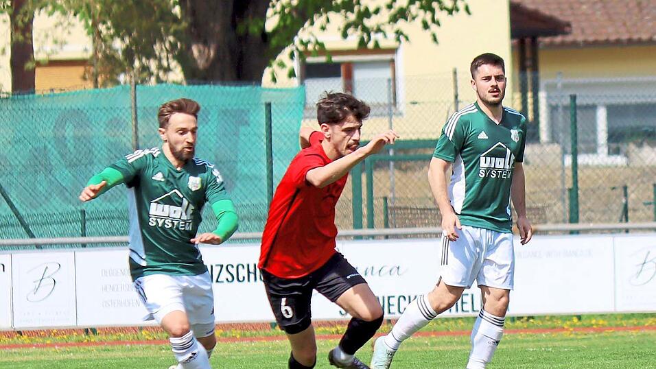Für dem VfB Straubing mit Xhavic Covanaj (Mitte) ist nach der Niederlage in Osterhofen der Abstieg nah.