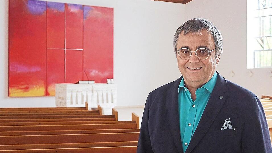 Pfarrer Michael Lenk in der Christuskirche Vilsbiburg.Im Hintergrund ist das von dem Künstler Manfred Mayerle geschaffene Altarbild zu sehen. Pfarrer Michael Lenk in der Christuskirche Vilsbiburg.Im Hintergrund ist das von dem Künstler Manfred Mayerle geschaffene Altarbild zu sehen.