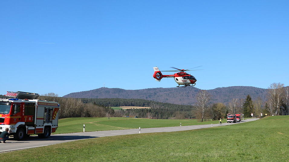 Der Hubschrauber transportierte die verletzte Person zu einem Krankenhaus.
