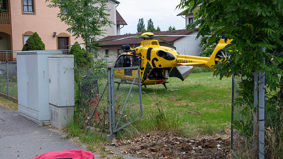 Ein Kind ist bei einem Unfall in Plattling schwer verletzt worden und daraufhin gestorben. 