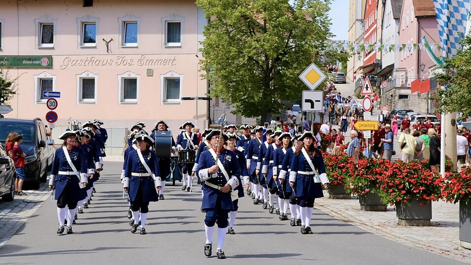 Der Spielmannszug „Grenzfähnlein“ wurde diesmal vom einstigen Vorstand Andreas Roder angeführt. Der Spielmannszug „Grenzfähnlein“ wurde diesmal vom einstigen Vorstand Andreas Roder angeführt.