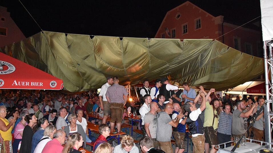 Auf dem Marktplatz herrschte am Samstagabend ausgelassene Stimmung. Auf dem Marktplatz herrschte am Samstagabend ausgelassene Stimmung.
