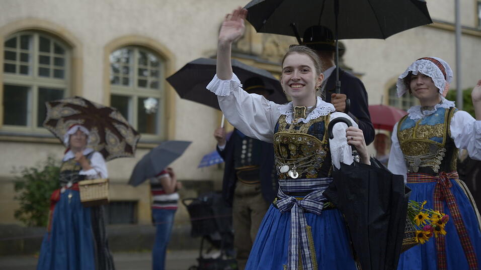 Zahlreiche Musik- und Trachtengruppen zogen nach dreij&auml;hriger Pause am Freitagabend zum Festplatz Am Hagen.&nbsp;
