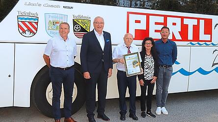 Franz Pertl (Dritter von rechts) erhielt eine Auszeichnung für sein Lebenswerk; von links: Thomas Ederer, Landrat Franz Löffler, Pertls Lebensgefährtin Gisela Späth und Markus Lemberger.