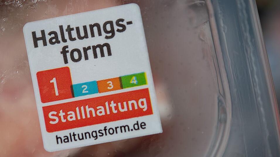 Die seit 2019 bestehende freiwillige «Haltungsform»-Kennzeichnung der Supermarktketten gilt für Fleisch und verarbeitete Produkte von Schwein, Rind und Geflügel. Die seit 2019 bestehende freiwillige «Haltungsform»-Kennzeichnung der Supermarktketten gilt für Fleisch und verarbeitete Produkte von Schwein, Rind und Geflügel.