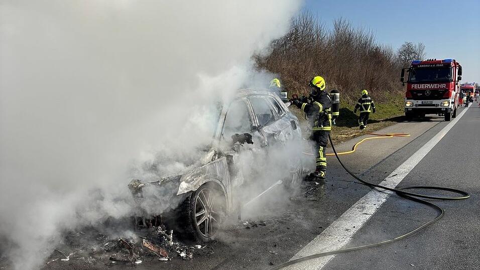 Das Auto brannte vollständig aus.