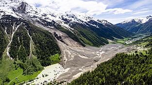 Am 28. Mai 2025 lösten sich Teile des Birchgletschers und begruben das 300-Seelen Dorf Blatten unter sich. Der Schutt verhinderte, dass das Wasser des Flusses Lonza weiter abfließen konnte. Kurz nach dem Abgang der Gerölllawine staute sich das Wasser zu einem See und überschwemmte weitere Ortsteile (links im Bild). Das Haus, in dem sich die Wohnung von Jürg Nyfeler befindet, ist auch heute - rund drei Monate nach der Katastrophe - noch vollständig überschwemmt.