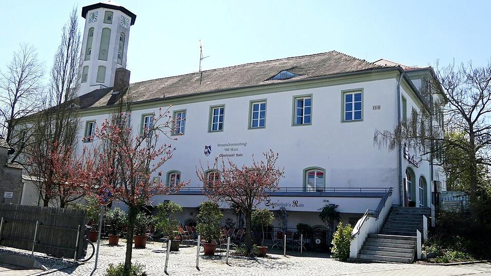 Im Schloss ist inzwischen unter anderem die Verwaltung der Verwaltungsgemeinschaft Rain untergebracht.