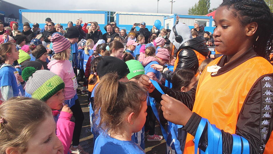 Nasskaltes Aprilwetter lässt die jungen Straubinger Läufer kalt.