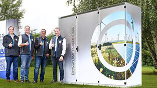 Von links nach rechts: Jan-Carsten Faehrenkaemper vom Fachvertrieb, CFO Jens Alexander Stapel, CEO Stephan Baier und Stefan Babl vom Einkauf pr&auml;sentieren ihren neuen Systemschrank aus gr&uuml;nem Stahl.