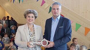 Den symbolischen Schlüssel mit Stadtwappen überreicht Architekt Markus Weber an Bürgermeisterin Alexandra Riedl.