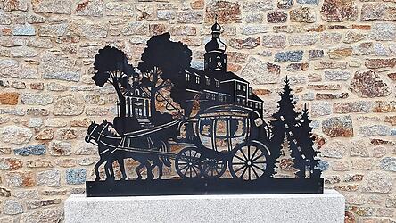 Der Scherenschnitt aus Metall - ähnlich denen in Waldmünchen - zeigt die wichtigsten Stationen des Besuchs von Chateaubriand: den Grenzbaum, das Hotel Post, die Kirche und das Ölbergkirchlein. Er steht nun in Waldmünchens Partnerstadt Combourg, gefertigt hat ihn Michael Dobmeier aus Premeischl.