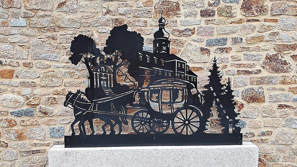 Der Scherenschnitt aus Metall - ähnlich denen in Waldmünchen - zeigt die wichtigsten Stationen des Besuchs von Chateaubriand: den Grenzbaum, das Hotel Post, die Kirche und das Ölbergkirchlein. Er steht nun in Waldmünchens Partnerstadt Combourg, gefertigt hat ihn Michael Dobmeier aus Premeischl. Der Scherenschnitt aus Metall - ähnlich denen in Waldmünchen - zeigt die wichtigsten Stationen des Besuchs von Chateaubriand: den Grenzbaum, das Hotel Post, die Kirche und das Ölbergkirchlein. Er steht nun in Waldmünchens Partnerstadt Combourg, gefertigt hat ihn Michael Dobmeier aus Premeischl.