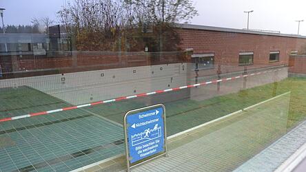 Ende Januar 2024 musste das Wasser aus dem Schwimmbecken abgelassen und das Mainburger Schwimmbad wegen gravierender Baumängel geschlossen werden.